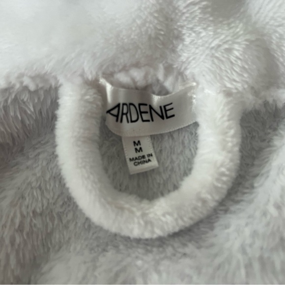 White and Fluffy Warm Bathrobe by Ardene with pockets & belt - M - Picture 4 of 10